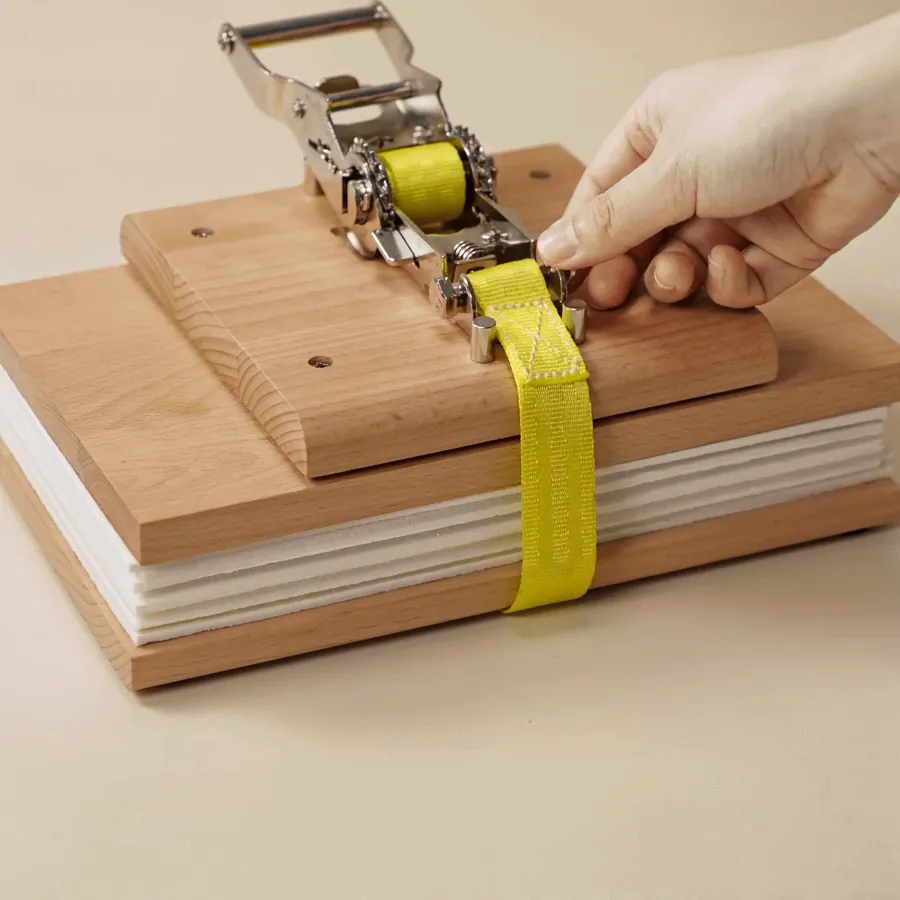 Animated: a hand taking the pin out of the U-slot and the press opening.
